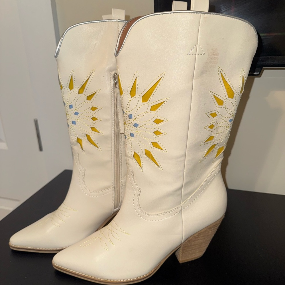 Cream Heeled Cowboy Boots with Yellow Design - Picture 4 of 6
